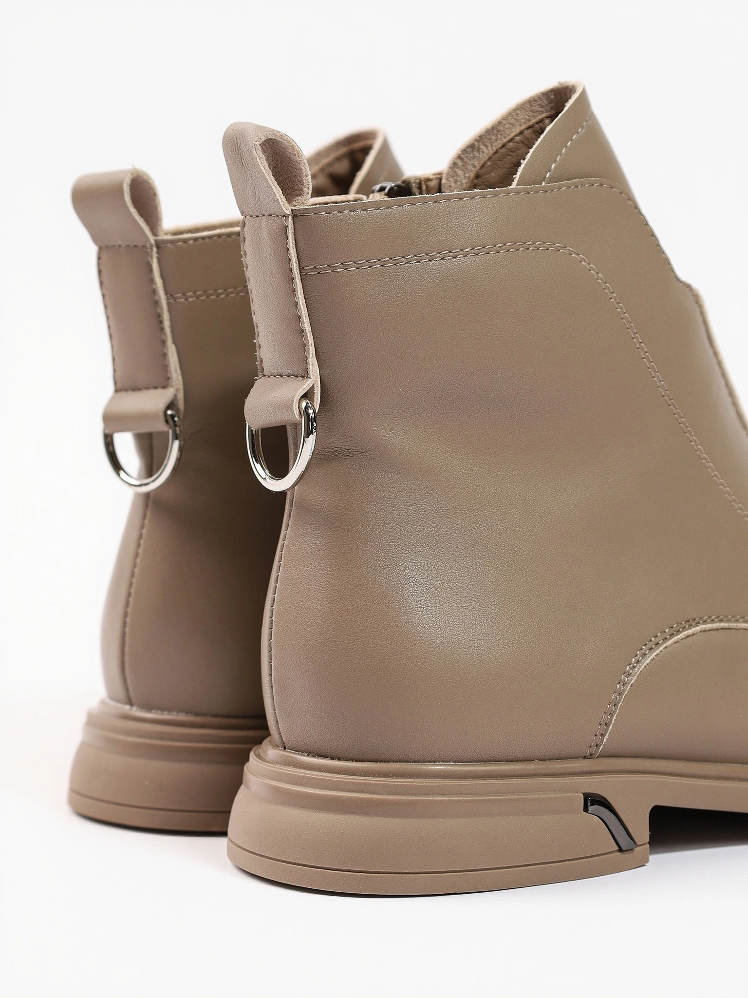 Ботинки бежевого цвета с эластичной вставкой спереди